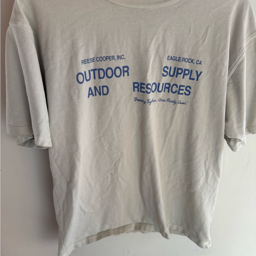 Reese Cooper Men’s Cream T-Shirt with Blue Print Medium